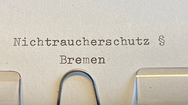 Maschine schreibt den Titel Nichtraucherschutz Bremen