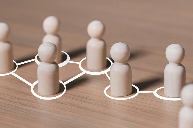 LOGO Gemeinschaftsinitative - Spielfiguren zu einem Netzwerk angeordnet
