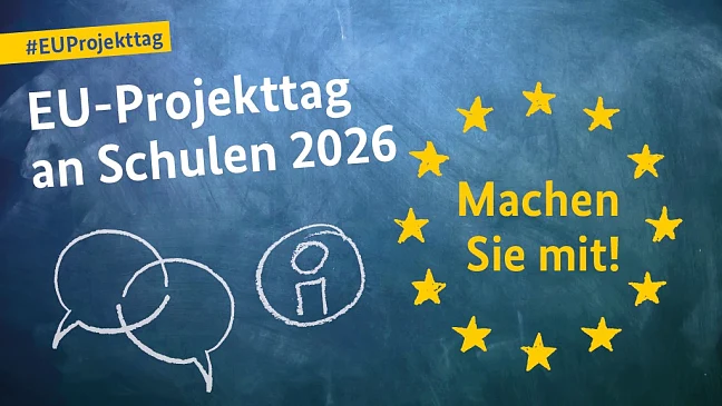 auf blauer Tafel in weißer Schrift EU-Projekttag an Schulen 2026 und daneben gelber Sternenkreis und darin in gelber Schrift Machen Sie mit!