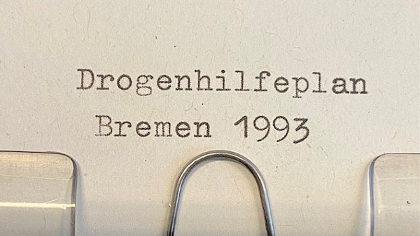 Maschine schreibt den Titel Drogenhilfeplan