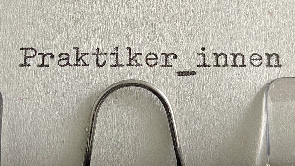 Schreibmaschine schreibt Titel der News