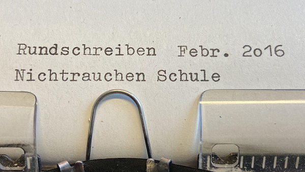 Maschine schreibt den Titel Rundschreiben