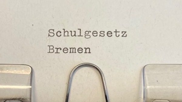Maschine schreibt den Titel Schulgesetz Bremen