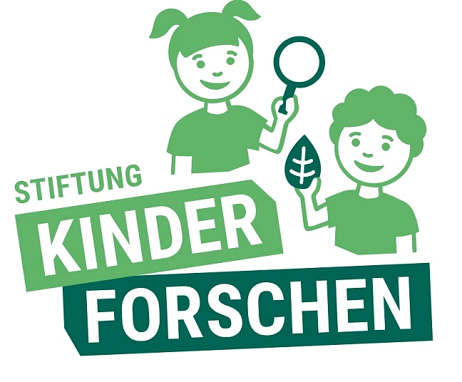 Fröhliche Kinder in Grün mit Forschungsinstrumenten