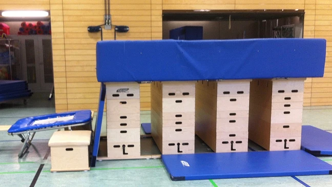 Trampolin in einer Sporthalle