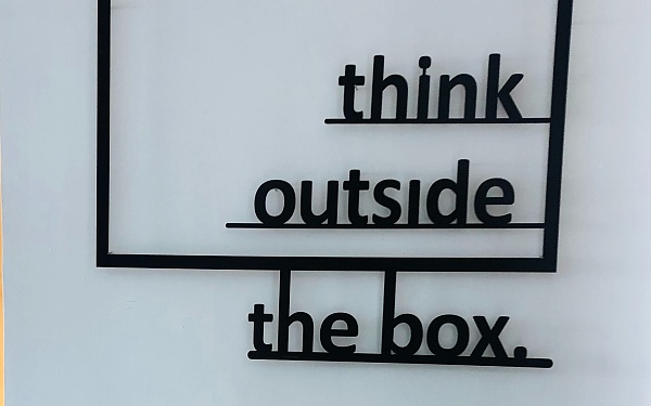 Symbolbild: Schriftzug Think outside the box