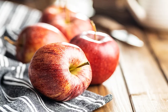 Äpfel auf einem Tisch