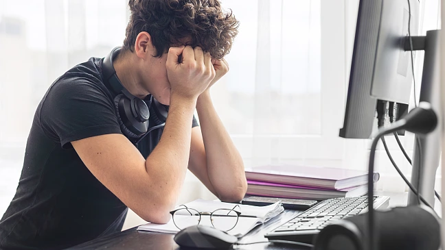 gestresster Junge vor Computer