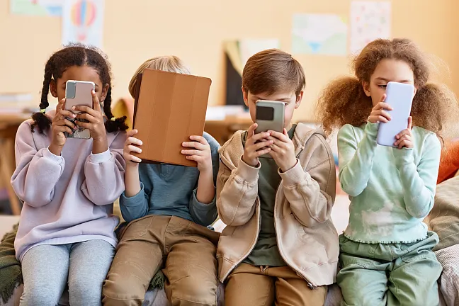 Kinder schauen auf Bildschirme
