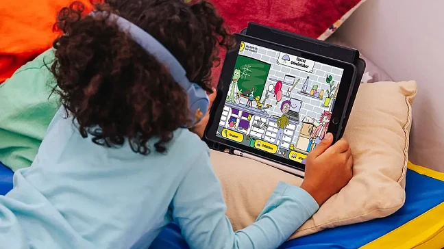 Kind mit Laptop besucht Crocos Geheimlabor online