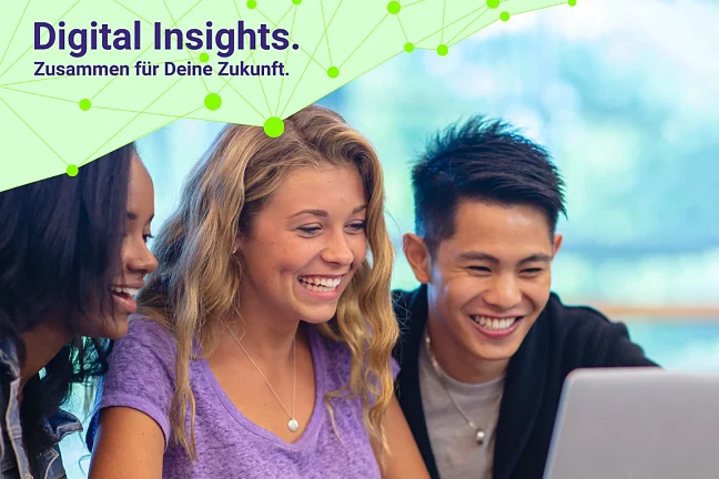 Drei Teenager lächelnd vor dem Rechner Digital Insights