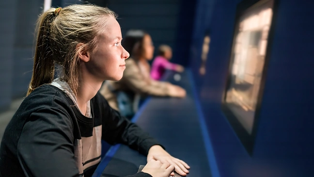 Jugendliche lernen vor Bildschirmen