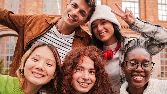 gut gelaunte Gruppe Jugendlicher