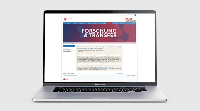 Laptop mit Website auf Bildschirm