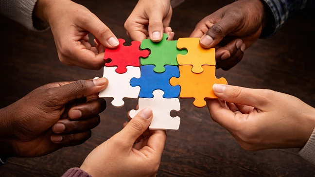 Hände halten Puzzleteile