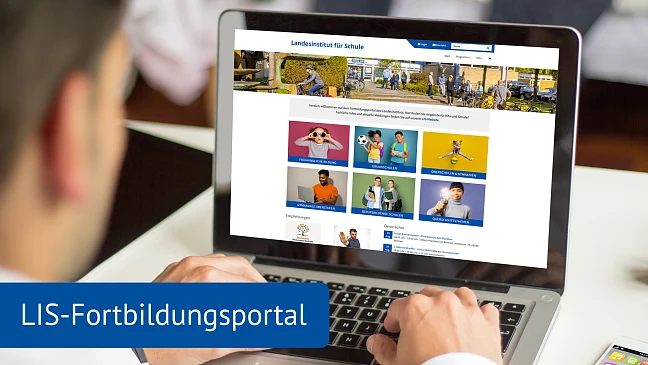 Mann besucht Fortbildungsportal im Internet