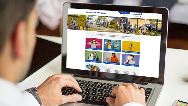 Mann besucht Fortbildungsportal im Internet