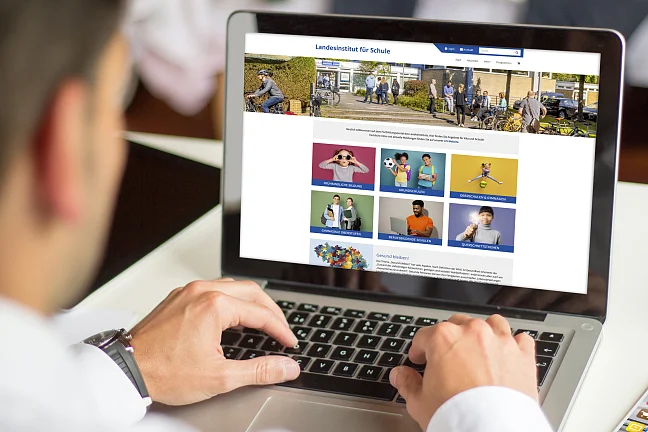 Mann besucht Fortbildungsportal online