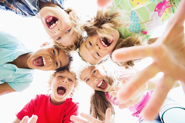 Kreis lachender Kinder