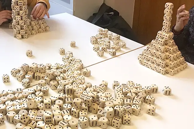 Große Menge Spielwürfel, die unterschiedliche gestapelt werden