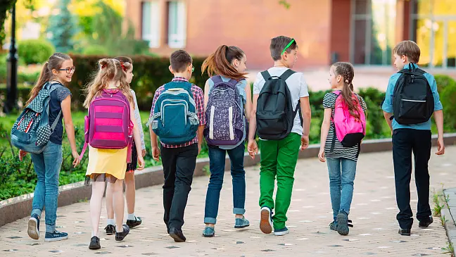 Kinder auf dem Schulweg