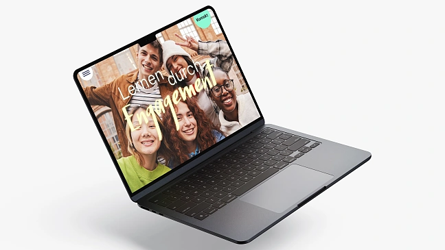 Laptopbildschirm zeigt Programmwebsite