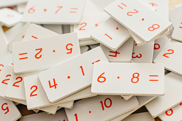 Kärtchen mit diversen Matheaufgaben