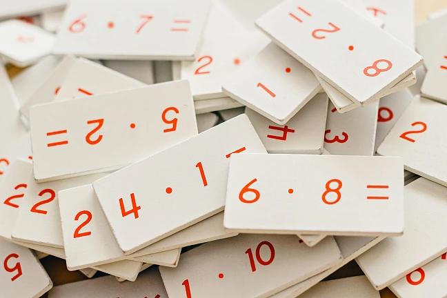 Kärtchen mit diversen Matheaufgaben