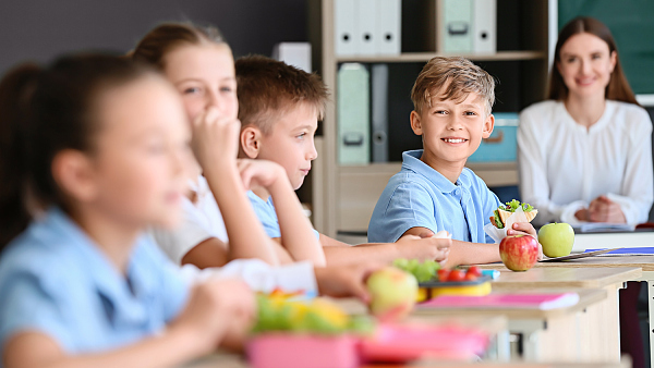 Grundschulkinder essen gemeinsam zu Mittag