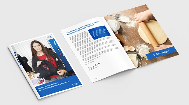 Broschüre: Handreichung Schülerfirmen, Titelblatt und aufgeklapptes Exemplar