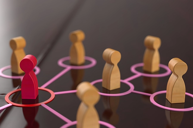 Spielfiguren bilden ein symbolisches Netzwerk