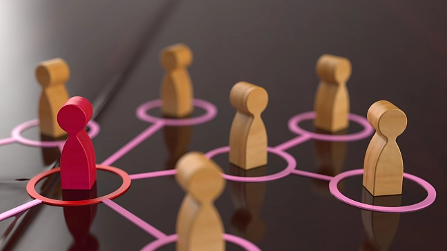 Spielfiguren bilden ein symbolisches Netzwerk