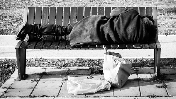 Obdachlose Person auf Parkbank