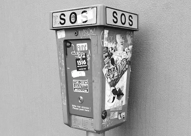 Notrufsäule in schwarz-weiß