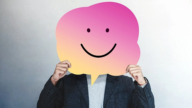 Mann hält Sprechblase als Symbol für ein Feedback