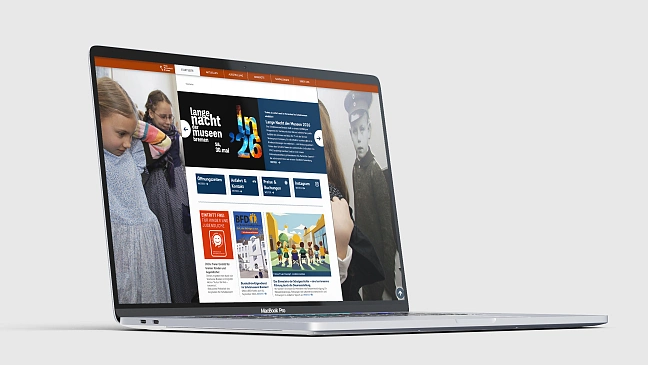 Laptop zeigt Website des Schulmuseums