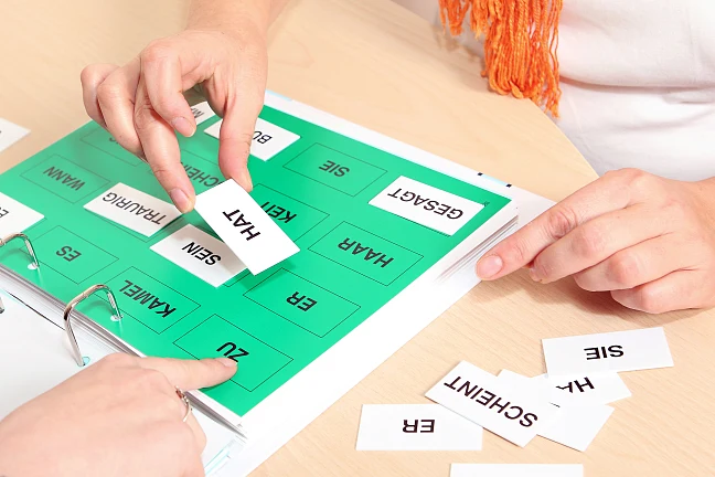 Person macht Sprachübungen