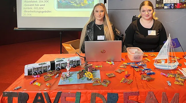 zwei Schüler:innen am Verkaufsstand