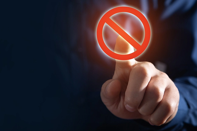 Hand berührt Verbotszeichen