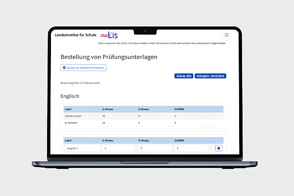 Dargestellt ist ein Laptop auf dem das Portal für die zentralen Abschlussprüfungen gezeigt wird