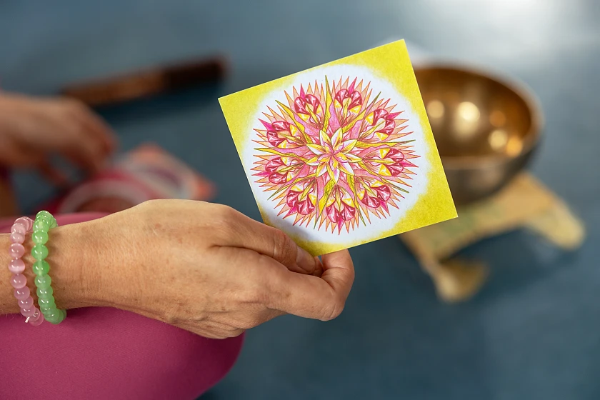 Hand mit Karte mit Mandalazeichnung