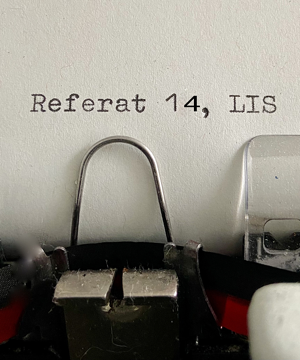 Blatt Papier in einer Schreibmaschine mit der Aufschrift Referat 14
