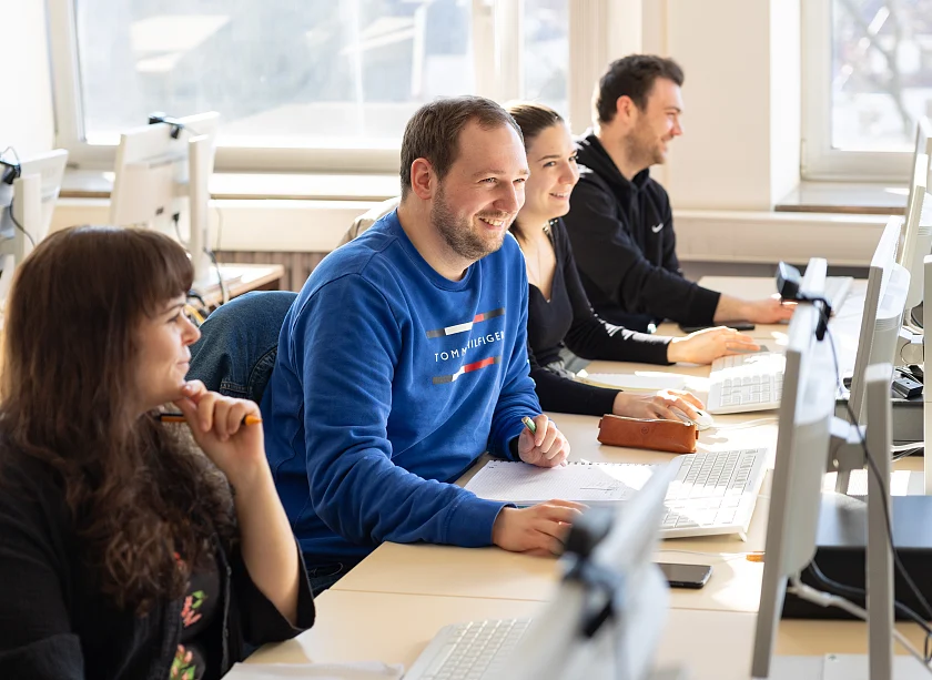 Referendarinnen erstellen ein Plakat