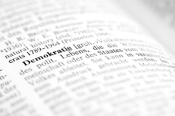 Seite aus einem Lexikon mit der Definition von Demokratie