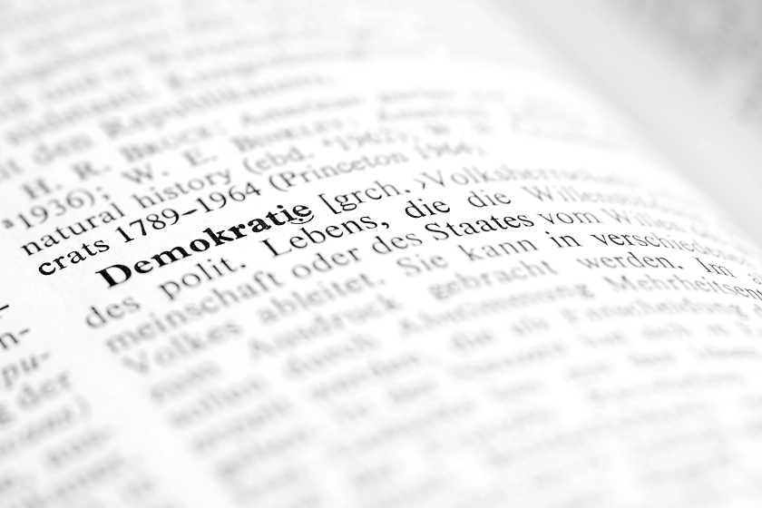 Seite aus einem Lexikon mit der Definition von Demokratie