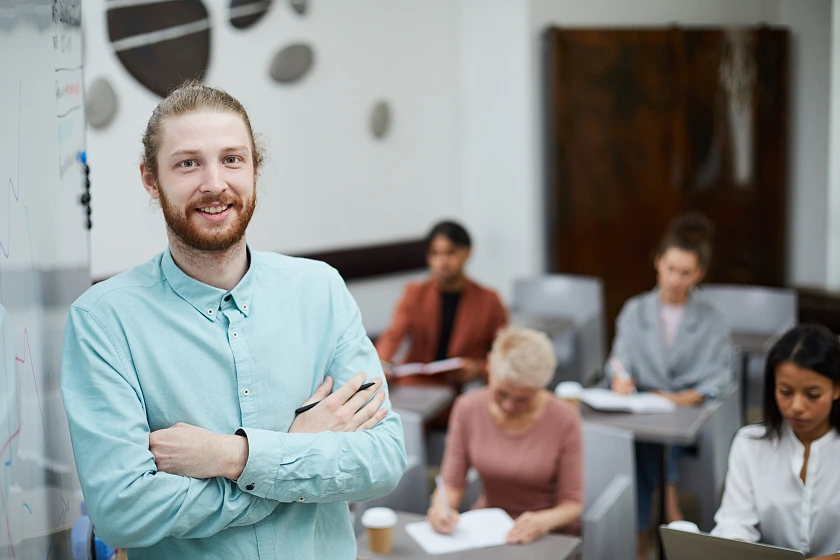 Ausbilder mit Personen im Seminarraum