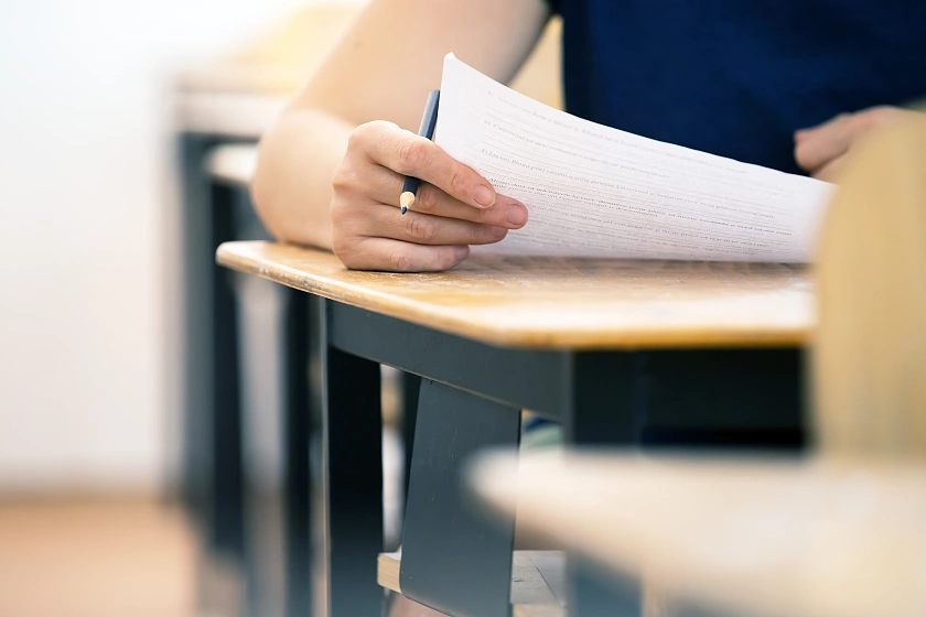 Schriftliche Prüfungssituation in einer Schule