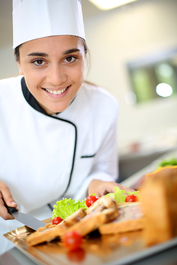 Schülerin die ein selbst gestaltetes Buffet präsentiert