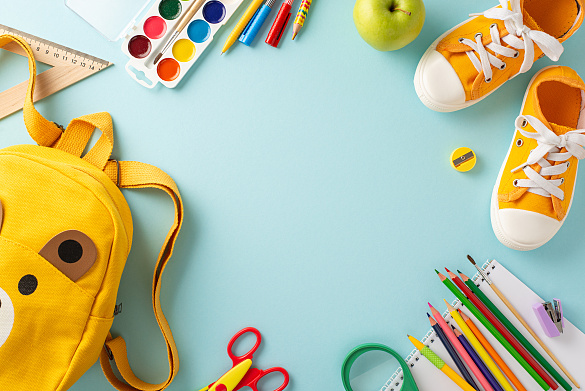 Bunte Schulmaterialien liegen auf einem Tisch
