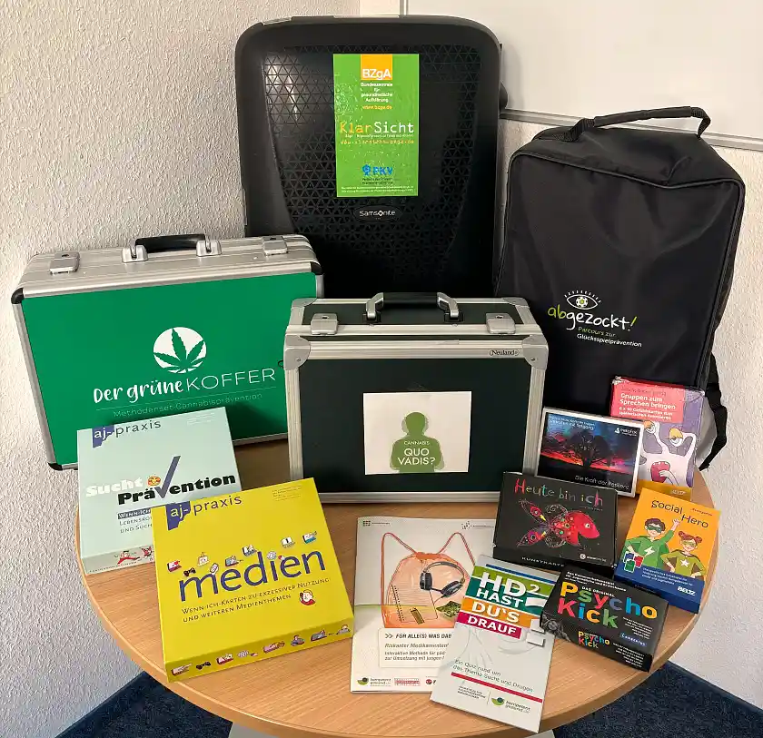 Tisch mit unterschiedlichen Medien und Spielen, die in der LeihBar! vorhanden sind